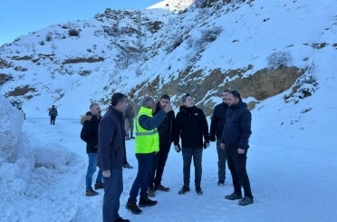 Kemaliye’de grup köy yolunda çığ meydana geldi 