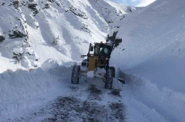Kemaliye’de köy yollarında karla mücadele sürüyor 