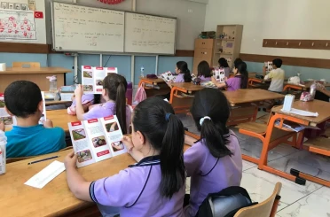 Kemaliye’de öğrenciler ve vatandaşlar kene riskine karşı bilgilendirildi 
