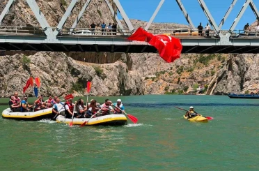 Kemaliye’de su sporları tutkunları Fırat’ta buluştu 