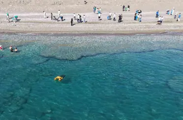Kemer’de deniz ve sahilde aynı anda temizlik
