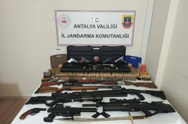 Kemer’de jandarmanın operasyon düzenlediği evden çok sayıda silah çıktı 