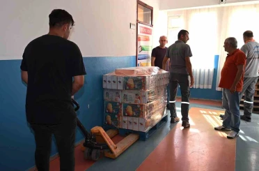 Kemer’de kırtasiye malzemelerinin dağıtımı devam ediyor 