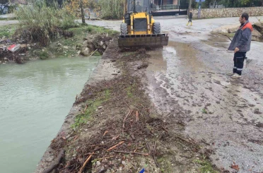 Kemer’de köprüleri tıkayan tomruklar temizlendi 