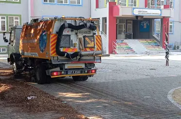 Kemer’de okul bahçelerinde yeni eğitim yılı öncesi temizlik çalışması
