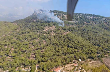 Kemer’de ormanlık alanda çıkan yangına havadan ve karadan müdahale 
