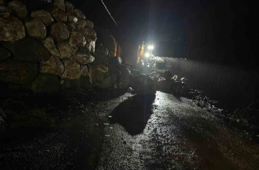 Kemer’de yağış nedeniyle istinat duvarı çöktü 
