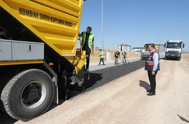 Kendi asfaltını üretip kendi yolunu yapıyor
