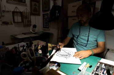 Kendisine terapi olan kaligrafiyi gelecek nesillere aktarıyor 