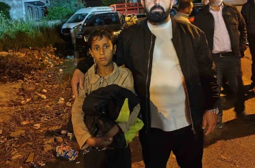Kendisini ezilmekten kurtaran kişiyle görüşüp elini öptü 
