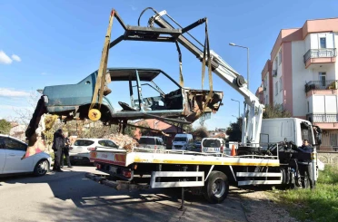 Kepez’de terk edilmiş hurda araçlar kaldırıldı 