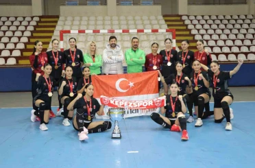 Kepez’in yıldız kızları hentbolda Türkiye şampiyonu 
