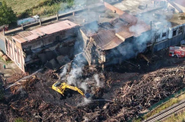 Kereste fabrikası yangınında soğutma çalışmaları sürüyor 