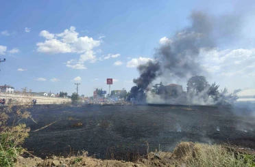 Keşan’da buğday tarlasında çıkan yangın akaryakıt istasyonuna sıçramadan söndürüldü 