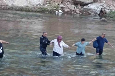 Kezer Çayı’nda mahsur kalan 8 kişi kurtarıldı 