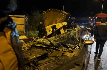 Kilis-Öncüpınar yolunda tıra çarpan otomobilde 2 kişi yaralandı 