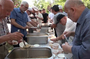 Kiremitçi Sinanbey Cami’de bin 500 kişilik aşure ikramı 
