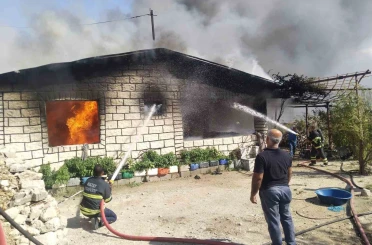 Kırıkhan’da müstakil ev alevlere teslim oldu 