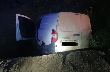 Kırıkhan’da şarampole devrilen hafif ticari aracın sürücüsü yaralandı 