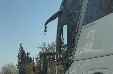 Kırılan aynayı eliyle tutup yolculuğa devam etti 