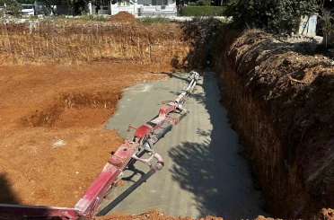 Kırılan beton pampası kolu 2 işçiyi yaraladı