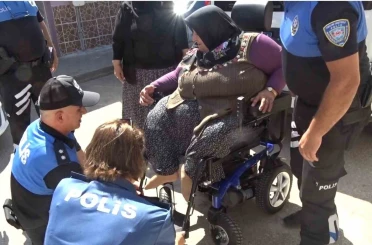 Kırılan tekerlekli sandalyesinin yenisini polis alıp hediye etti 