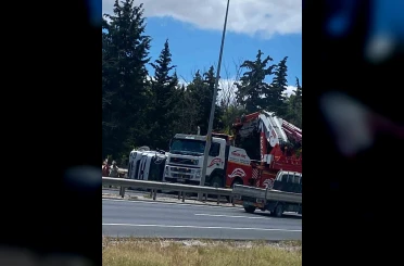 Kırklareli girişinde tır devrildi 