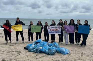 Kırklareli’nde çevreci öğrenciler sahilde temizlik yaptı 