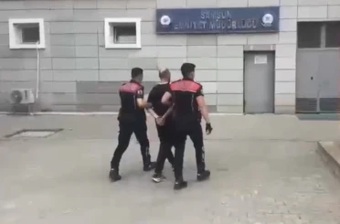 Kırmızı bültenle aranan firari ile uyuşturucu hükümlüsü yakalandı 