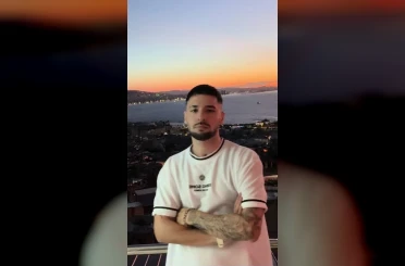 Kırmızı bültenle arananlara yönelik şarkı sözü yazdığı iddia edilen Erol Can Güncü sahnede gözaltına alındı 