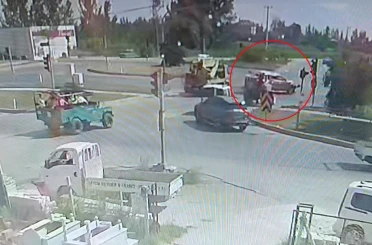 Kırmızı ışık ihlali ile gelen kaza ucuz atlatıldı 