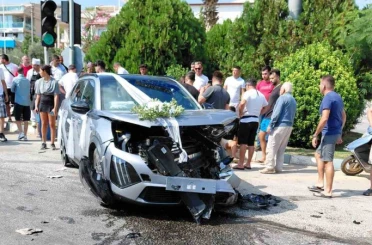 Kırmızı ışık ihlali yapan araç, gelin arabasıyla çarpıştı: 1 yaralı 