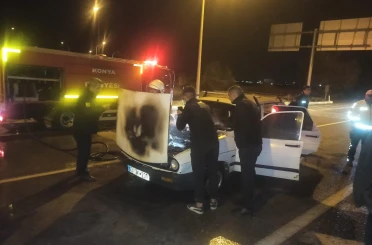 Kırmızı ışıkta bekleyen otomobilde yangın çıktı