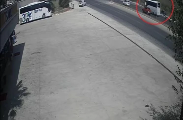 Kırmızı ışıkta duran araçlara çarpmamak için otomobilini şarampole sürdü 