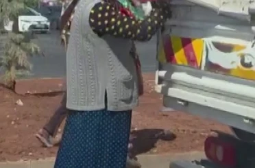 Kırmızı ışıkta duran kamyonetten biber çaldılar 