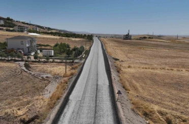 Kırsal yollarda sathi kaplama çalışmaları sürüyor 