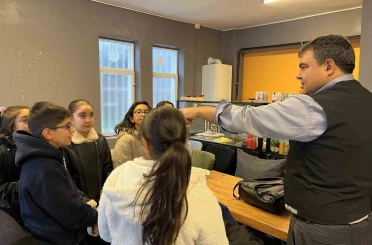 Kırşehir Vali Yardımcısı Balcı tost yaptı, öğrencilerin hesabını ödedi 