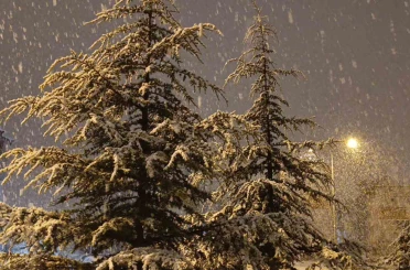 Kırşehir’de gece saatlerinde lapa lapa kar yağışı başladı 