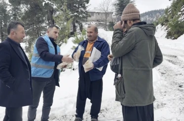 Kış günü belediye ekiplerinden ikram 