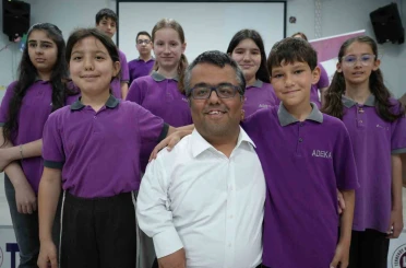 Kısa boyu nedeniyle zorbalık gördü, yaşadıklarını öğrencilerle paylaşıyor 