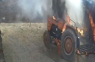 Kısa devre yapan traktör yanarak harekete geçti, saman balyalarını ve hayvanları yaktı