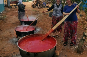 Kışlık salçalar kaynamaya başladı 