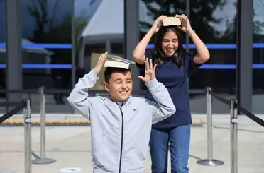 Kitap sevgisi bu kez denge oyununa dönüştü: En sevdiklerini başlarının üstünde taşıdılar
