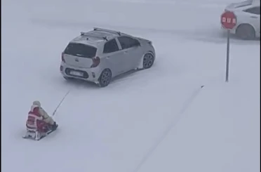 Kızağı araca bağlayıp çektiler, tehlikeli eğlence kameraya yansıdı 