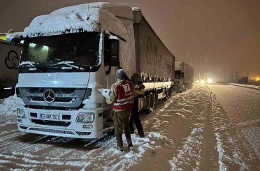 Kızılay’dan Tendürek Geçidi’nde sürücülere sıcak destek 