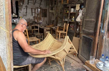 KKTC’de yaşayan 66 yaşındaki Öke, hasır iskemle geleneğini sürdürüyor 