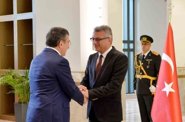 KKTC’nin 42’nci yılı törenlerle kutlanıyor 