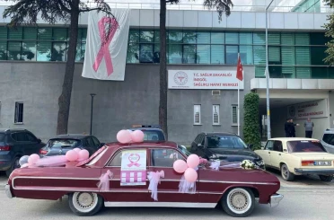 Klasik otomobil ile meme kanserine dikkat çekti 