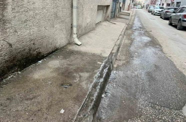 Klima suyu kaldırımı buz pistine çevirdi 