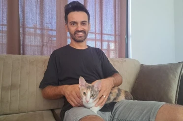 Klimada mahsur kalan kedisini kabloyla bağladığı plaj çantasıyla kurtardı 